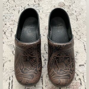 Dansko Professional Brown Tooled Floral Design Clog Size 37 (6.5-7)